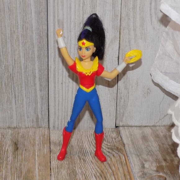 WONDER WOMEN TOY CAKE TOPPER - Picture 1 of 8